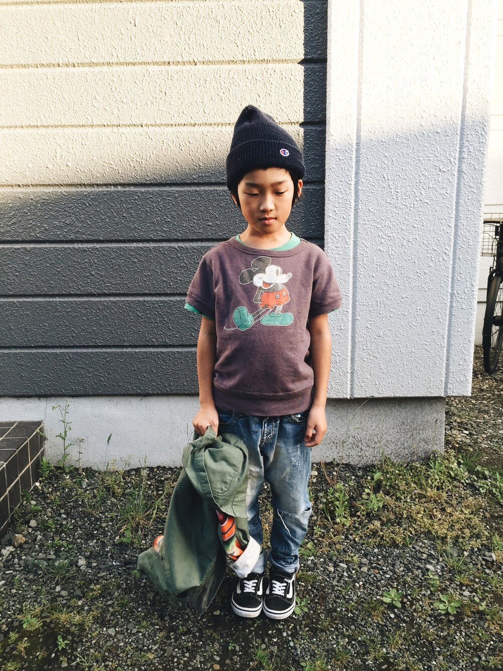 「キッズコーデ、チャンピオン、ニット帽、半袖スウェット、デニム、ダメージデニムパンツ、重ね着、カバーオール、スニーカー」｜「Championのチャンピオン ビーニー（ニットキャップ/ビーニー、ブルー系）」を使った、☞Akiiiiix✌︎さん（キッズ・125cm）の夏コーディネートの1枚目の写真