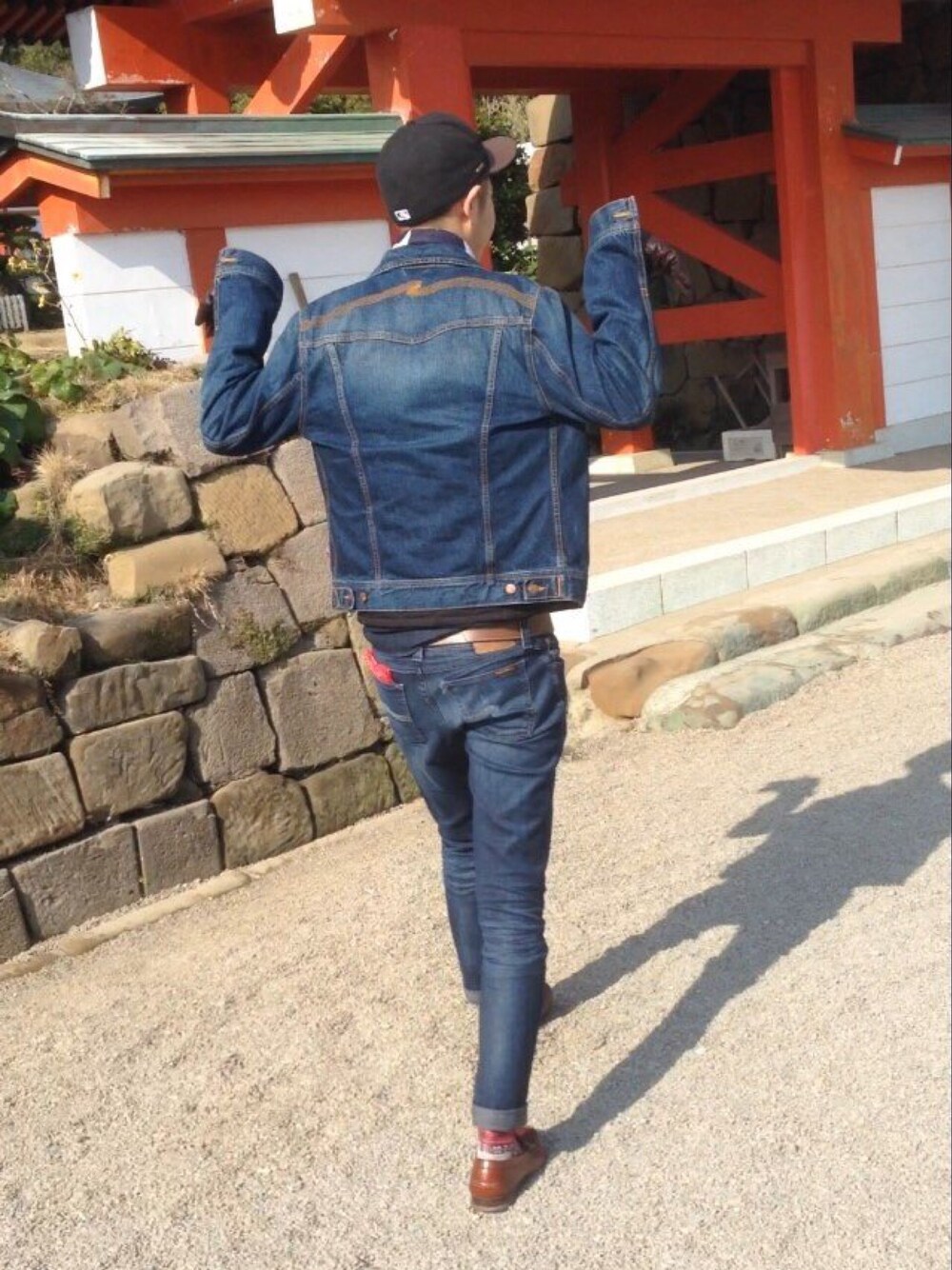 「デニム、デニムジャケット、デニムonデニム、denim、Gジャン、Nudie jeans、scotch&soda、MANUAL ALPHABET、Battalion、LEEコラボデニム」｜「Nudie Jeansのアイテム（デニムジャケット、ブルー系）」を使った、まつやまさん（メンズ・187cm）の夏コーディネートの1枚目の写真