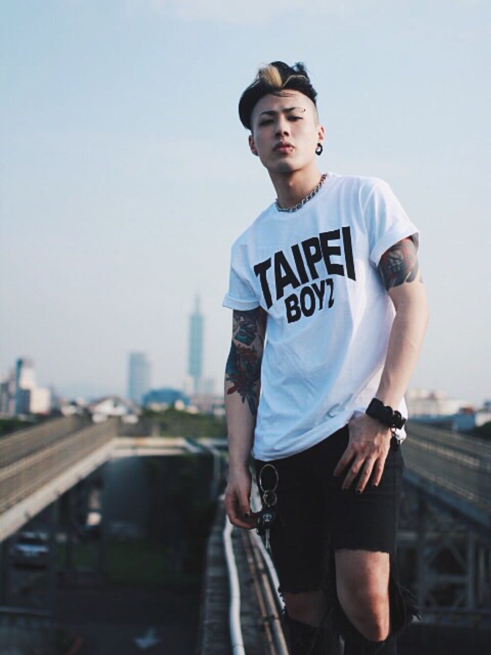 「TPBZ」｜「tpbzのアイテム（Tシャツ/カットソー、ホワイト系）」を使った、MARSLInさん（メンズ・175cm）の夏コーディネートの1枚目の写真