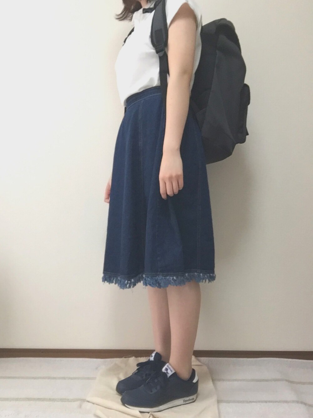 「ぽっちゃり、ポロシャツ、デニムスカート、ネイビー×ホワイト」｜「no brandのアイテム（バックパック/リュック、グレー系）」を使った、maruoさん（レディース・160cm）の夏コーディネートの1枚目の写真