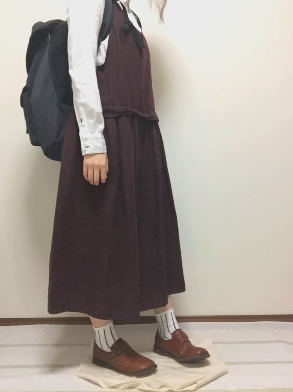 「ぽっちゃり、ワンピース×シャツ、SM2」｜「Samansa Mos2のリネン起毛ジャンパースカート（ワンピース、ブラウン系）」を使った、maruoさん（レディース・160cm）の夏コーディネートの1枚目の写真