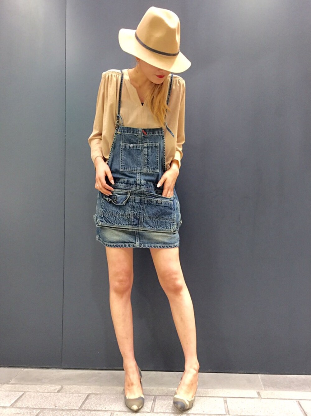 「デニム、ワンピース、レジスタアルマーディオ、REGISTA Armadio、johnbull、Munich、セレクトショップ、ワンピーススタイル、迷彩パンプス、秋」｜「Johnbullのアイテム（ワンピース、ブルー系）」を使った、REGISTA Armadio さん（レディース・167cm）の夏コーディネートの1枚目の写真