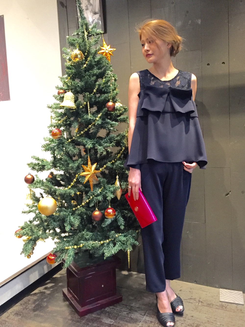 「Xmas、Xmas party、結婚式、パンツスタイル、オールインワン、結婚式パンツスタイル、ドレス、クラッチバッグ、レジスタアルマーディオ、REGISTA Armadio」｜「kaeneのアイテム（つなぎ/オールインワン、ブルー系）」を使った、REGISTA Armadio さん（レディース・167cm）の冬コーディネートの1枚目の写真