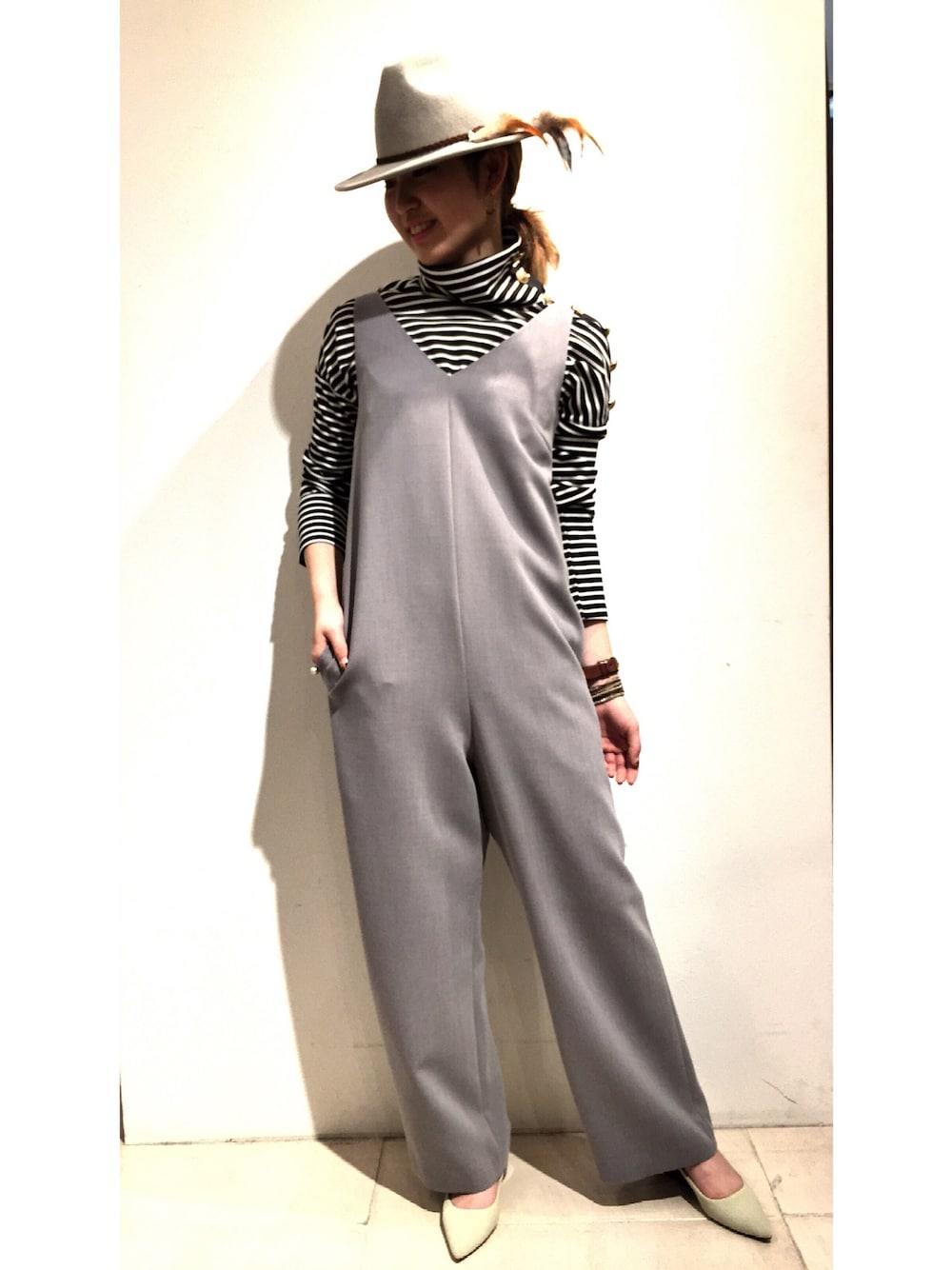 「カジュアルコーデ、オールインワン、ボーダー、ハット、フェザー、シンプルコーデ、ポインテッドトゥ、グレー、g.v.g.v.、REGISTA Armadio」｜「PlumeBlancheのアイテム（ハット、グレー系）」を使った、REGISTA Armadio さん（レディース・167cm）の冬コーディネートの1枚目の写真