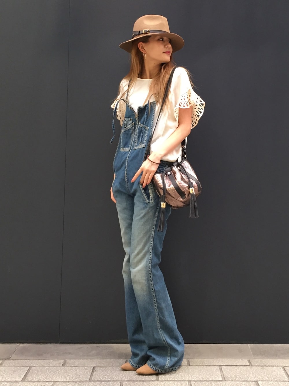 「カジュアルコーデ、春、デニム、オールインワン、70's、REGISTA Armadio、johnbull、SEE  BY CHLOE」｜「ENSOR CIVETのアイテム（Tシャツ/カットソー、ホワイト系）」を使った、REGISTA Armadio さん（レディース・165cm）の冬コーディネートの1枚目の写真