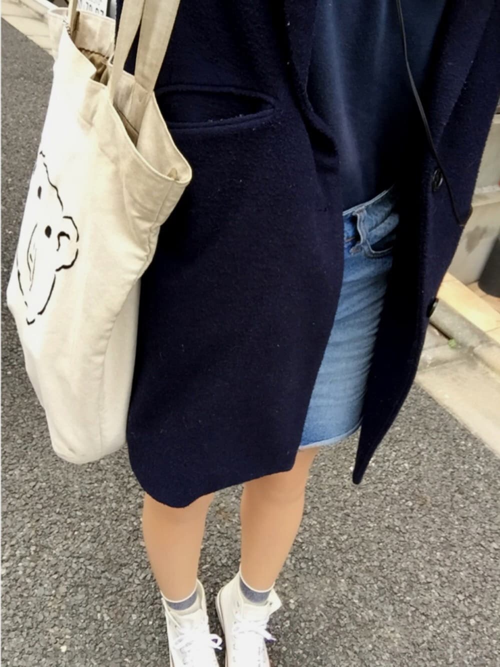 「デニムミニスカート、デニムスカート、ネイビー、スウェット、くまさん、公園スタイル」｜「CIAOPANICのアイテム（チェスターコート、ブルー系）」を使った、ふゆさん（レディース・158cm）の冬コーディネートの1枚目の写真