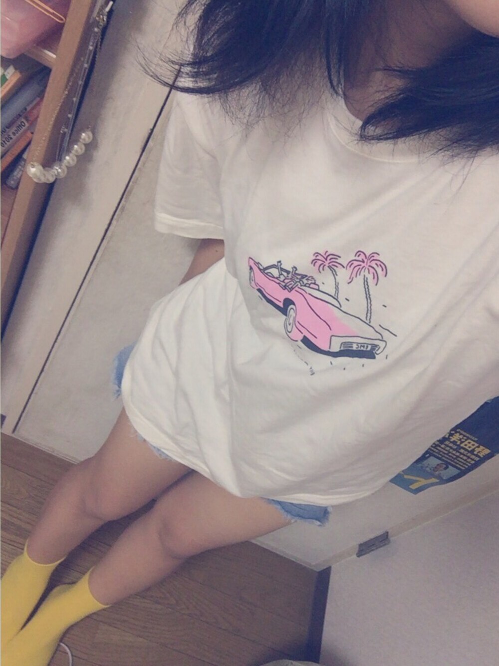 ホワイト系のTシャツ/カットソー、レッド系のキャップ、ブラック系のアナログ腕時計を着用したレディースの夏コーディネートの1枚目の写真