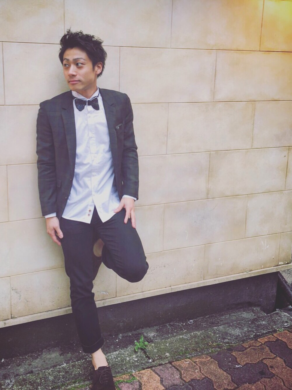 ホワイト系のシャツ/ブラウス、ブラウン系のドレスシューズ、グレー系のテーラードジャケットを着用したメンズの春コーディネートの1枚目の写真