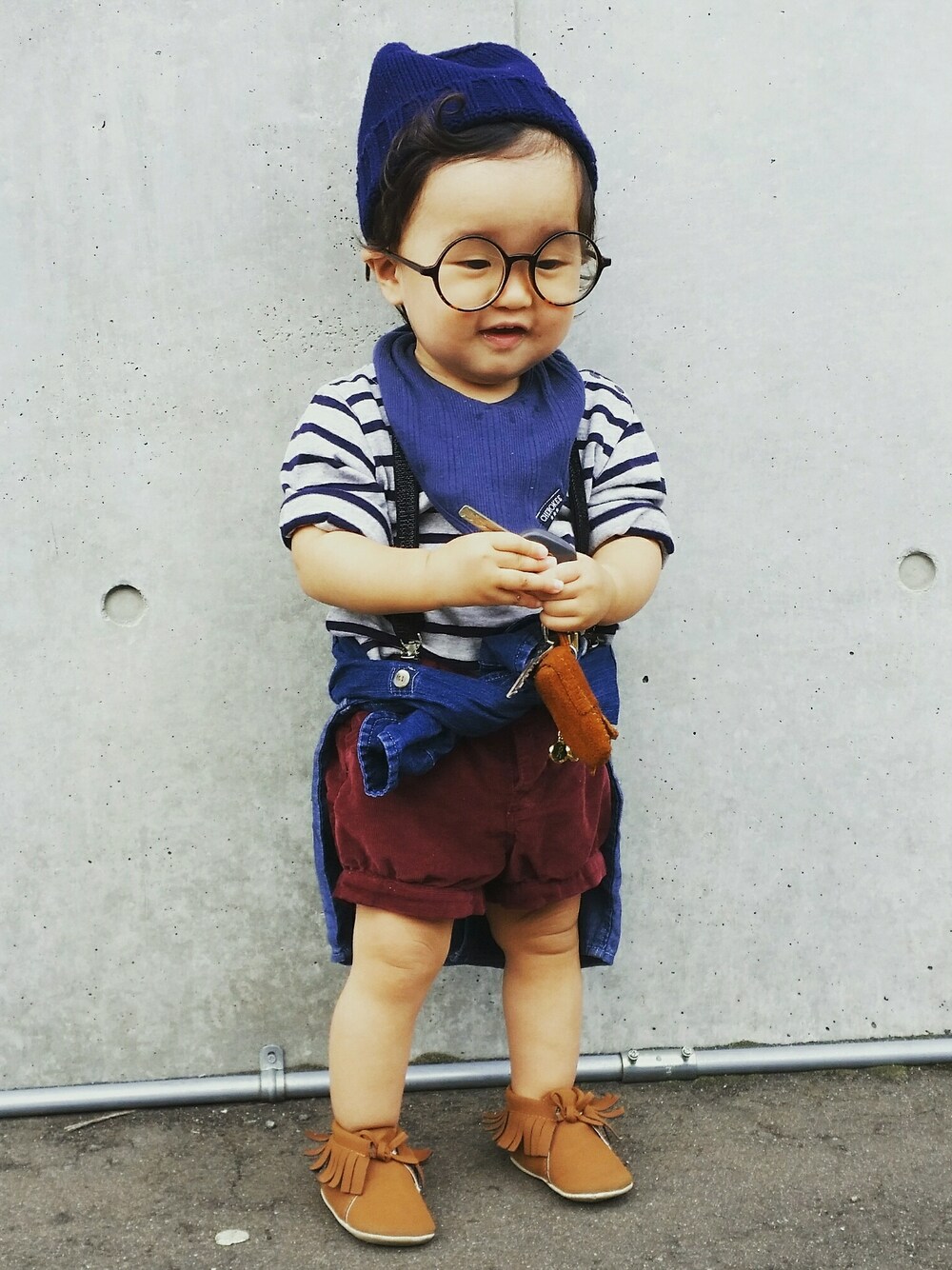 レッド系のパンツ、ブラウン系のシューズ、グレー系のトップスを着用したキッズの夏コーディネートの1枚目の写真