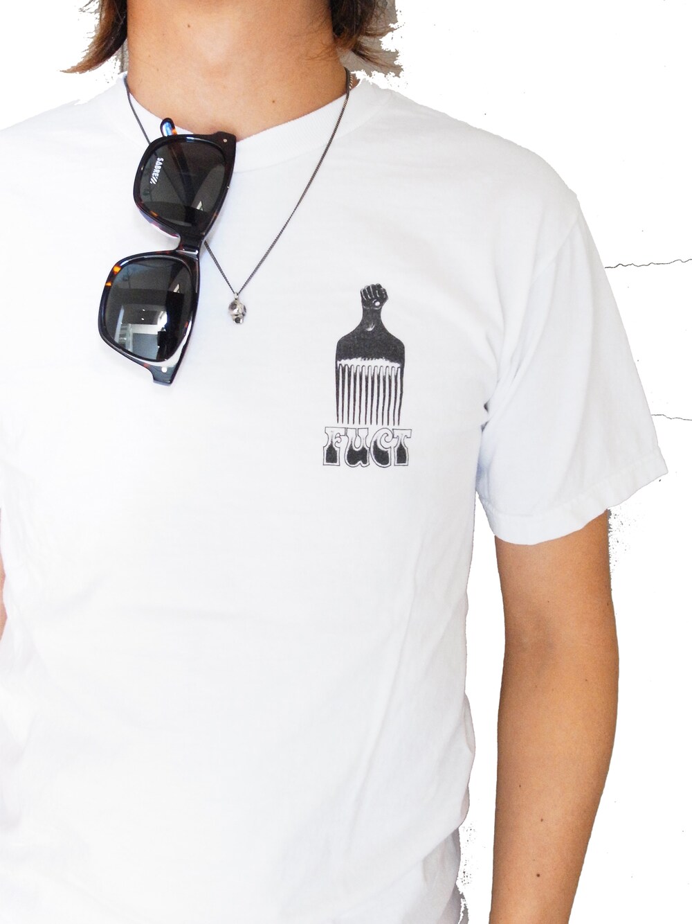 「サングラス、Ollie、FUCT」｜「fuctのFUCT JAIL THE FEDS FREE THE HEADS Tシャツ 8608（Tシャツ/カットソー、ホワイト系）」を使った、peeps2501さん（メンズ・167cm）の春コーディネートの1枚目の写真