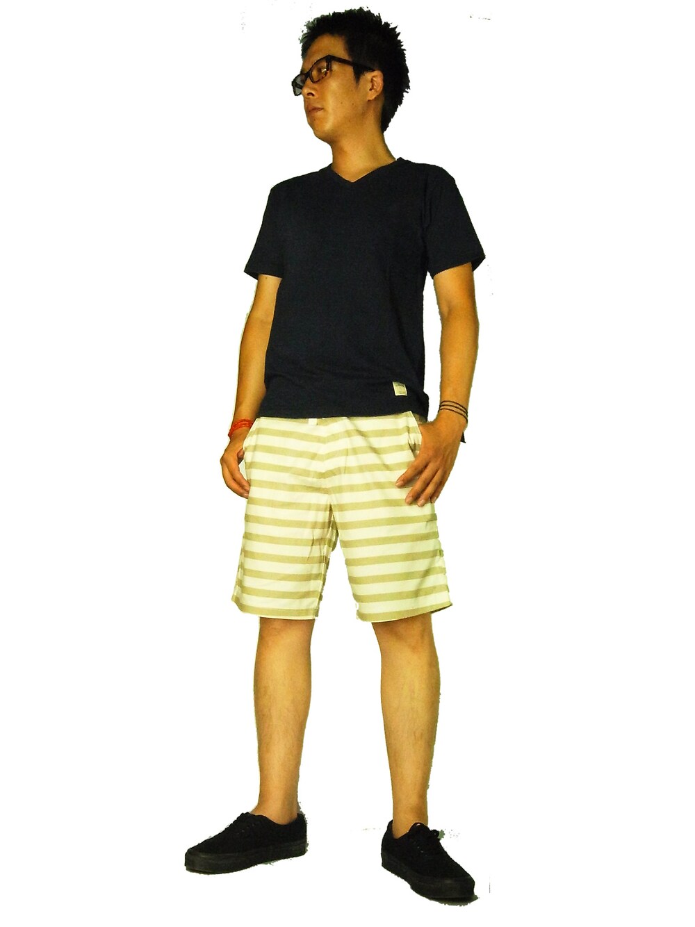 ブルー系のTシャツ/カットソー、ベージュ系のその他パンツ、ブラック系のスニーカーを着用したメンズの夏コーディネートの1枚目の写真