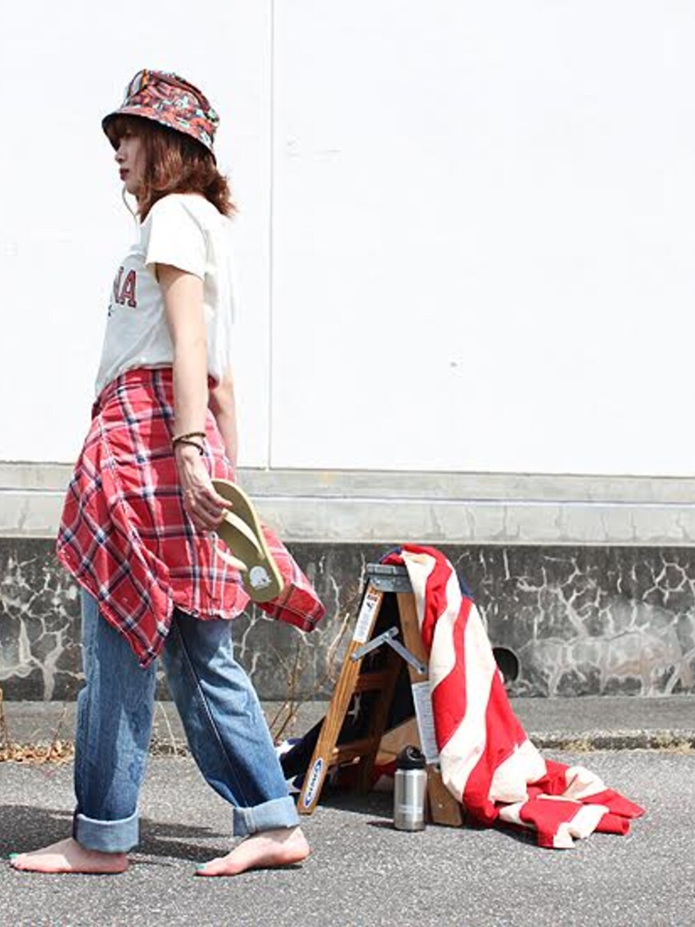 レッド系のシャツ/ブラウスを着用したメンズの夏コーディネートの1枚目の写真