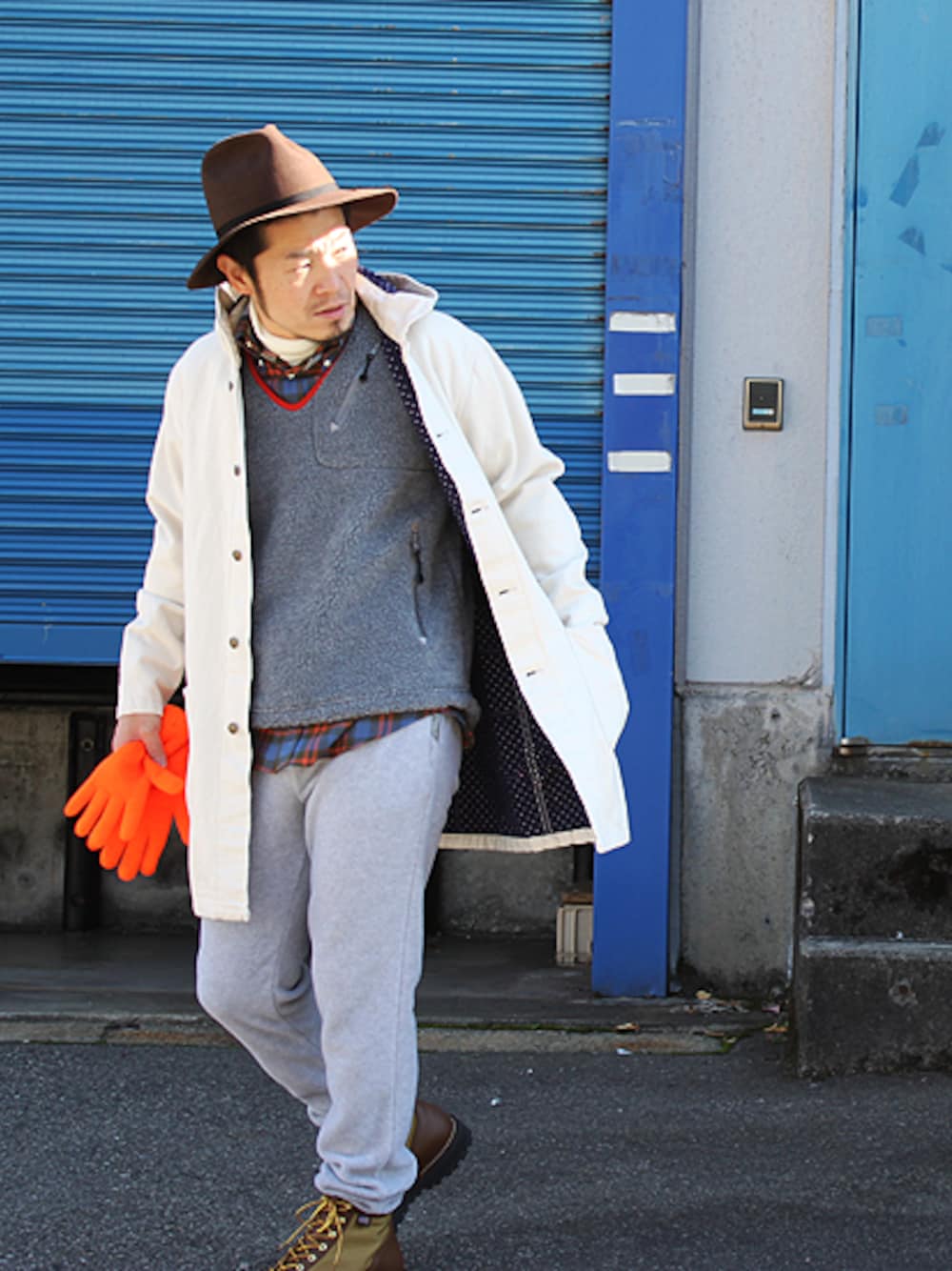 グレー系のベストを着用したメンズの秋コーディネートの1枚目の写真