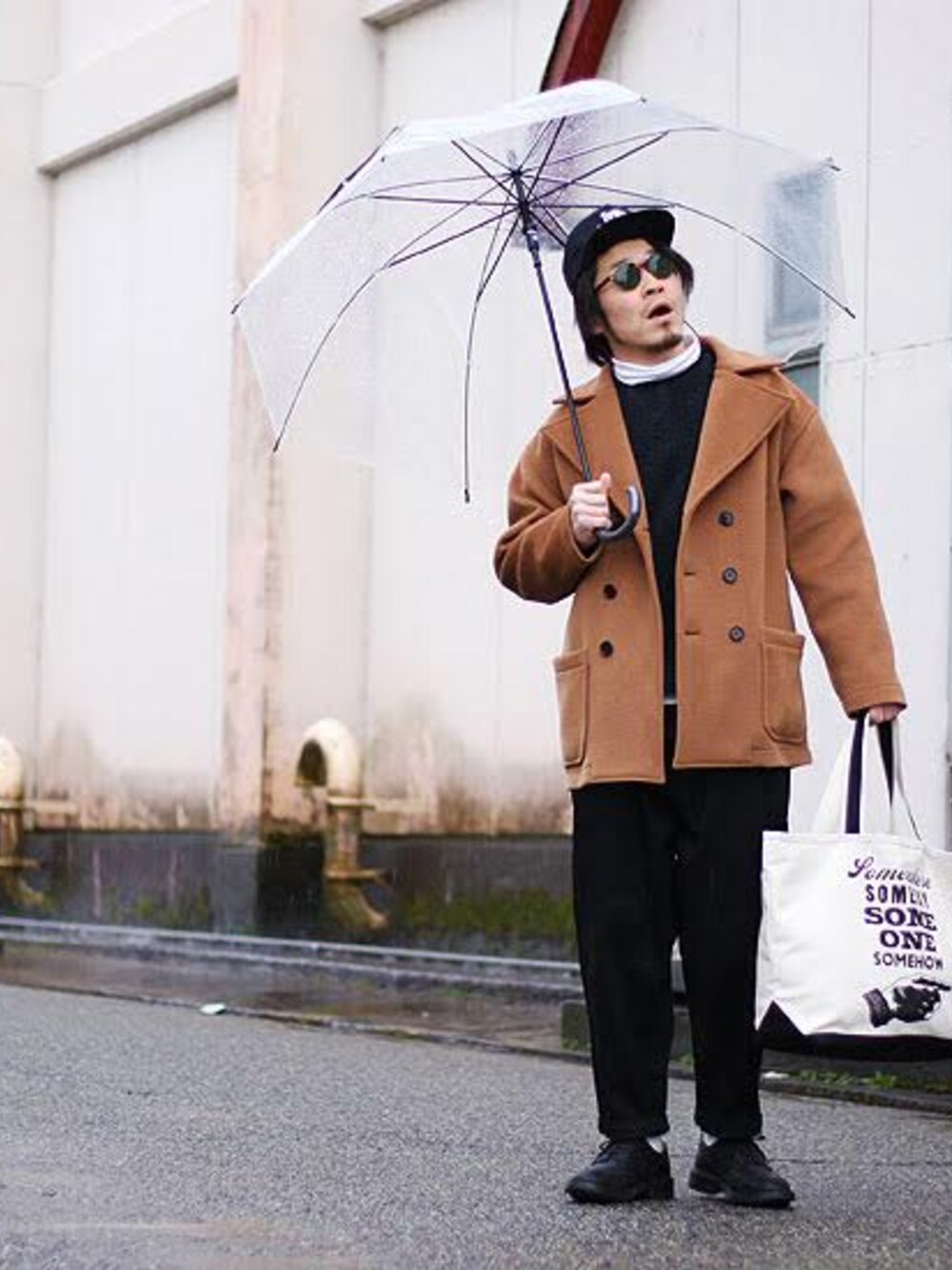 ブラウン系のピーコートを着用したメンズの冬コーディネートの1枚目の写真