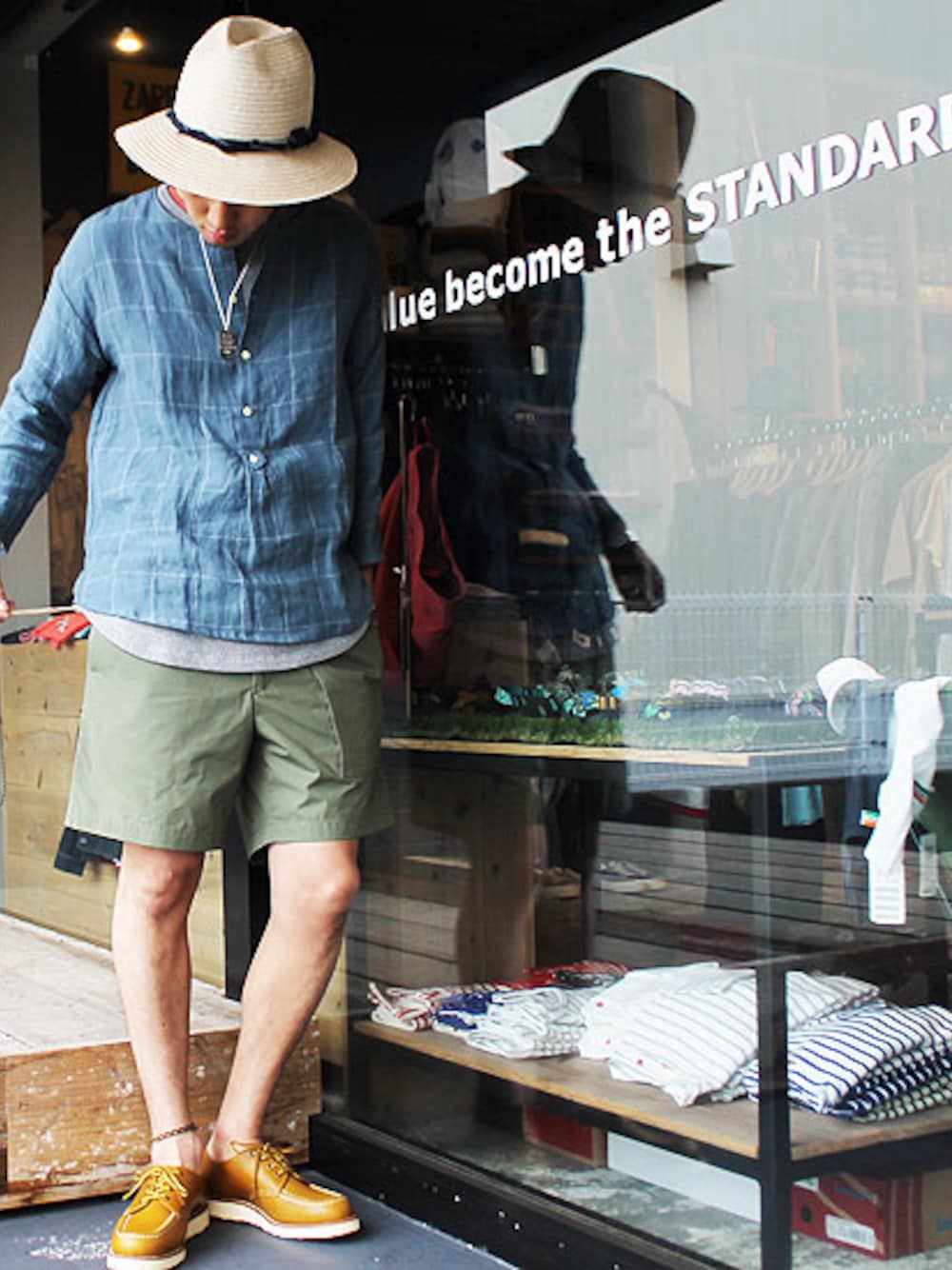 ブルー系のシャツ/ブラウスを着用したメンズの春コーディネートの1枚目の写真