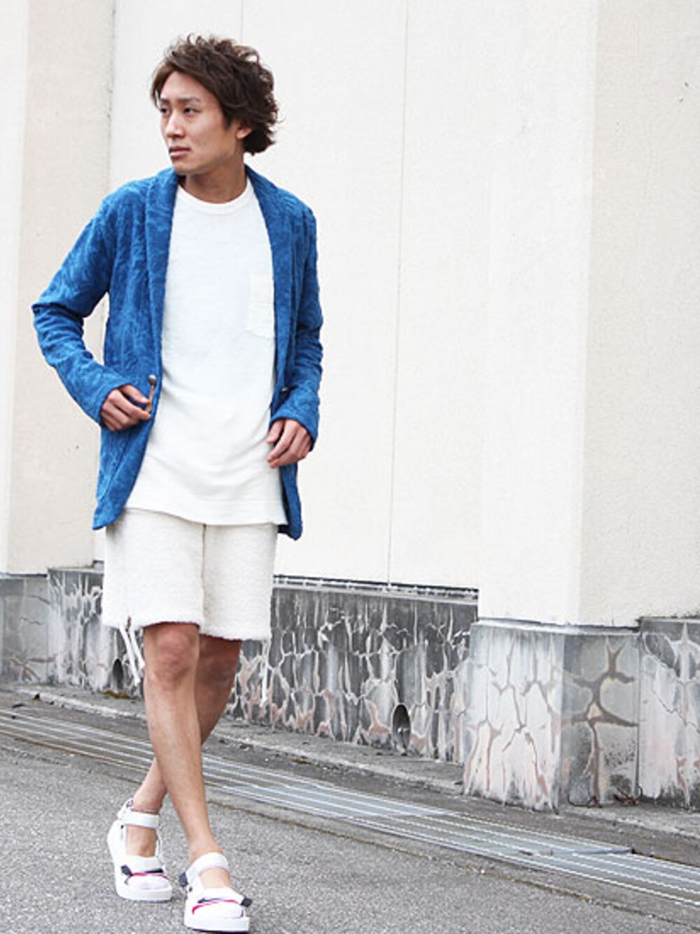 ブルー系のその他アウターを着用したメンズの春コーディネートの1枚目の写真