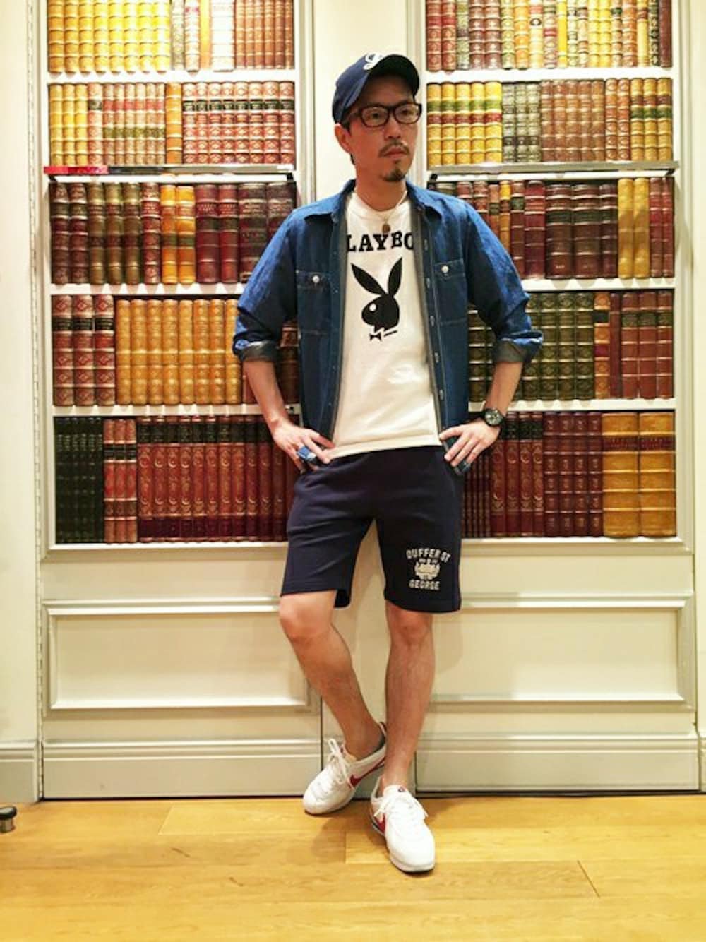 「チャンピオン、めがね、別注、白スニーカー、スウェットショーツ、BBQスタイル、DUFFER、プレイボーイ」｜「ChampionのDUFFER×Champion LIGHT WEIGHT SWEAT SHORTS：チャンピオンショートパンツ（その他パンツ、ブルー系）」を使った、YOSHIさん（メンズ・173cm）の春コーディネートの1枚目の写真
