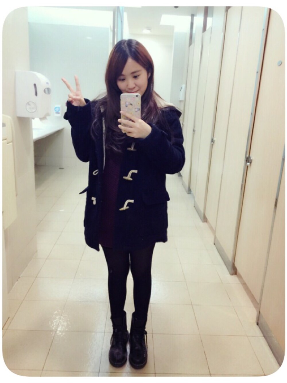 「Dr.Martens、ZARA KIDS、GU」｜「GUのアイテム（ニット/セーター、レッド系）」を使った、lillianさん（レディース・163cm）の冬コーディネートの1枚目の写真