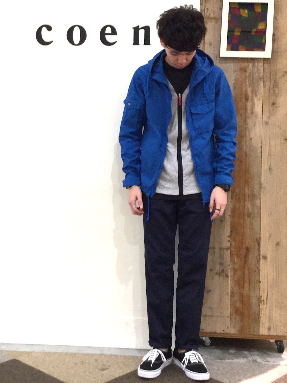 ブルー系のその他アウター、グレー系のカーディガン/ボレロ、ブルー系のその他パンツを着用したメンズの秋コーディネートの1枚目の写真