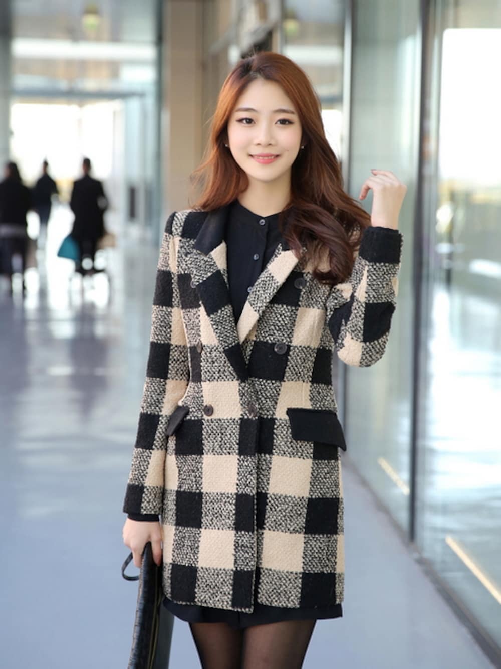 ベージュ系のピーコートを着用したレディースの秋コーディネートの1枚目の写真