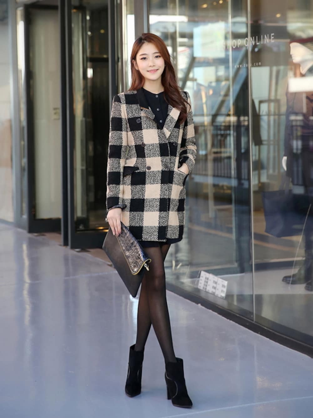 ベージュ系のピーコートを着用したレディースの冬コーディネートの1枚目の写真