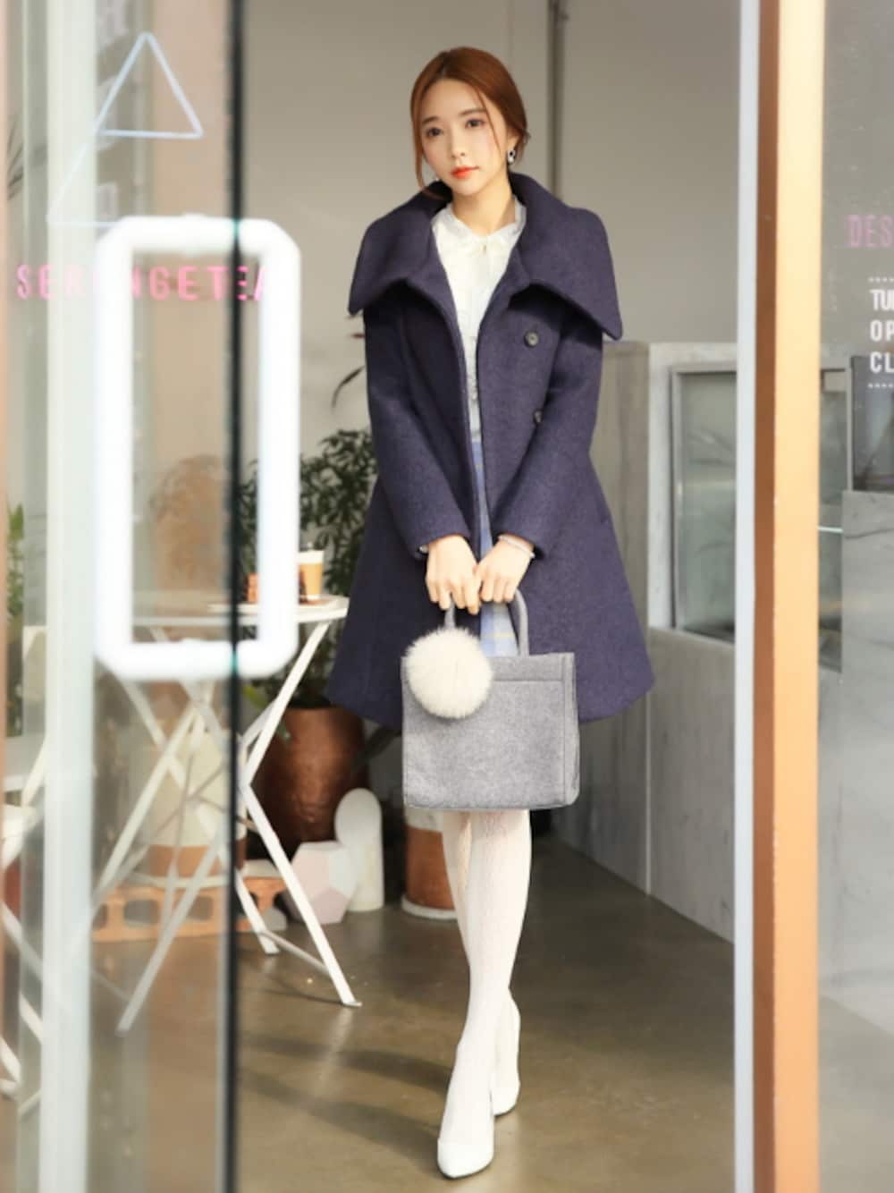 ブルー系のチェスターコートを着用したレディースの冬コーディネートの1枚目の写真