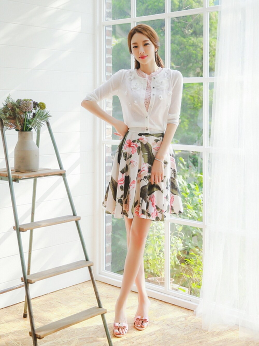 ホワイト系のカーディガン/ボレロ、その他のスカート、その他のその他を着用したレディースの春コーディネートの1枚目の写真