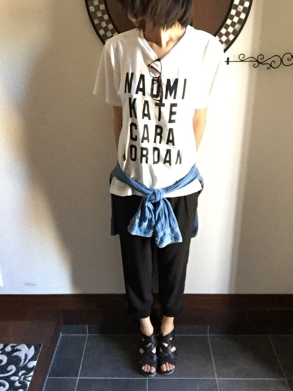 「AZUL by moussyの30/-綿リサイクル天竺ネームロゴ半袖PO（Tシャツ/カットソー、ホワイト系）」を使った、つちのこさん（レディース・161cm）の夏コーディネートの1枚目の写真