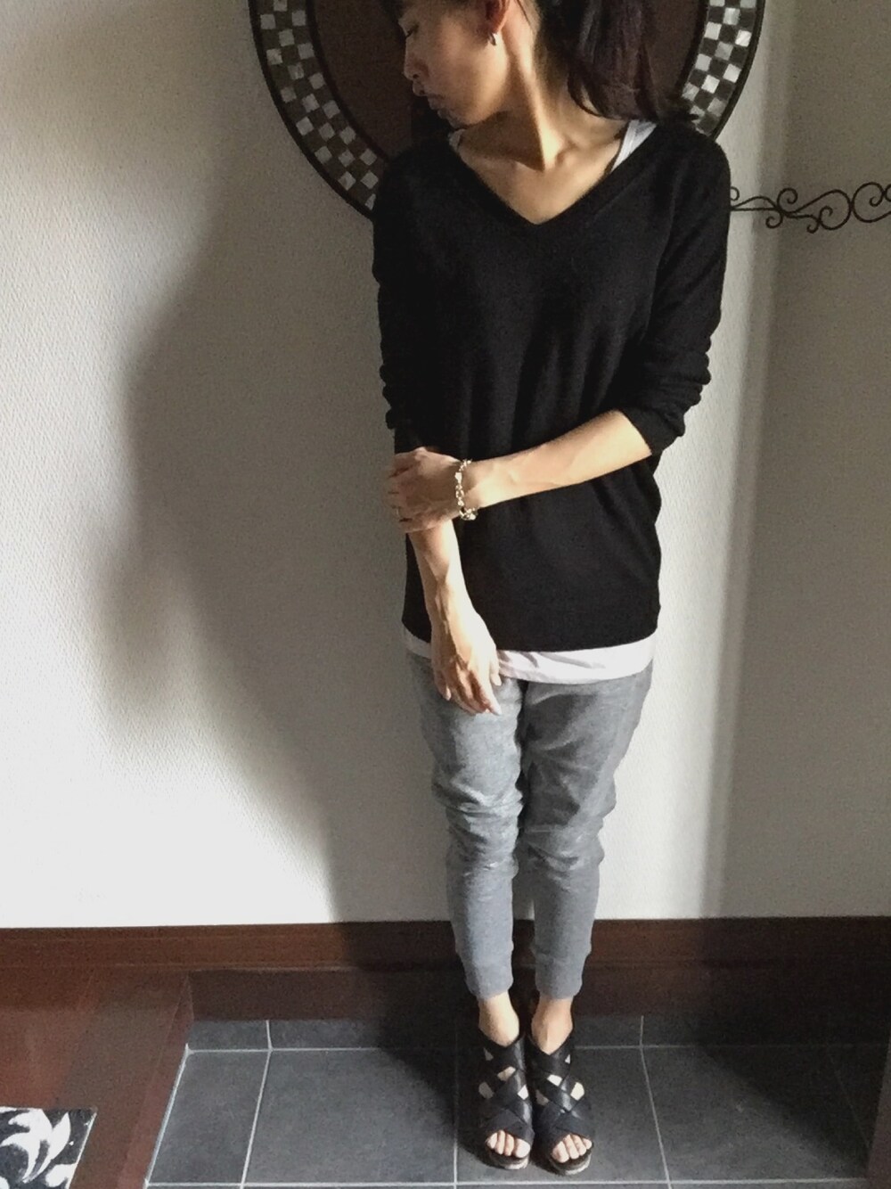 「JEANASISのアイテム（ニット/セーター、ブラック系）」を使った、つちのこさん（レディース・161cm）の春コーディネートの1枚目の写真