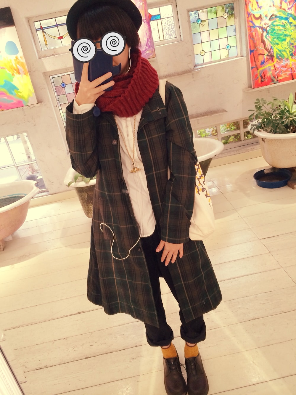 「Vivienne Westwood、FRAPBOIS、トレンチコート、チェックコート、マーチン、ボーラーハット、クリープハイプ、古着、古着MIX」｜「FRAPBOIS halfのハーフシャツ（シャツ/ブラウス、ホワイト系）」を使った、ミクポンさん（レディース・160cm）の冬コーディネートの1枚目の写真