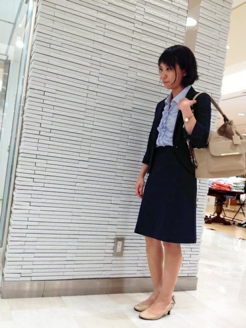 ブルー系のスーツジャケット、ブルー系のTシャツ/カットソー、ブルー系のスーツスカートを着用したレディースの夏コーディネートの1枚目の写真