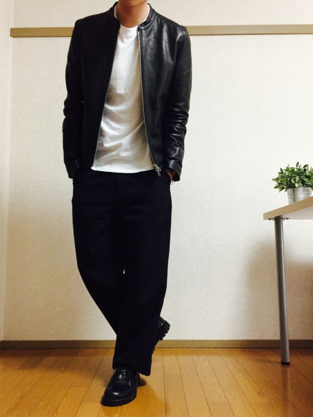 ブラック系のライダースジャケット、ホワイト系のTシャツ/カットソー、ブラック系のその他パンツを着用したメンズの秋コーディネートの1枚目の写真