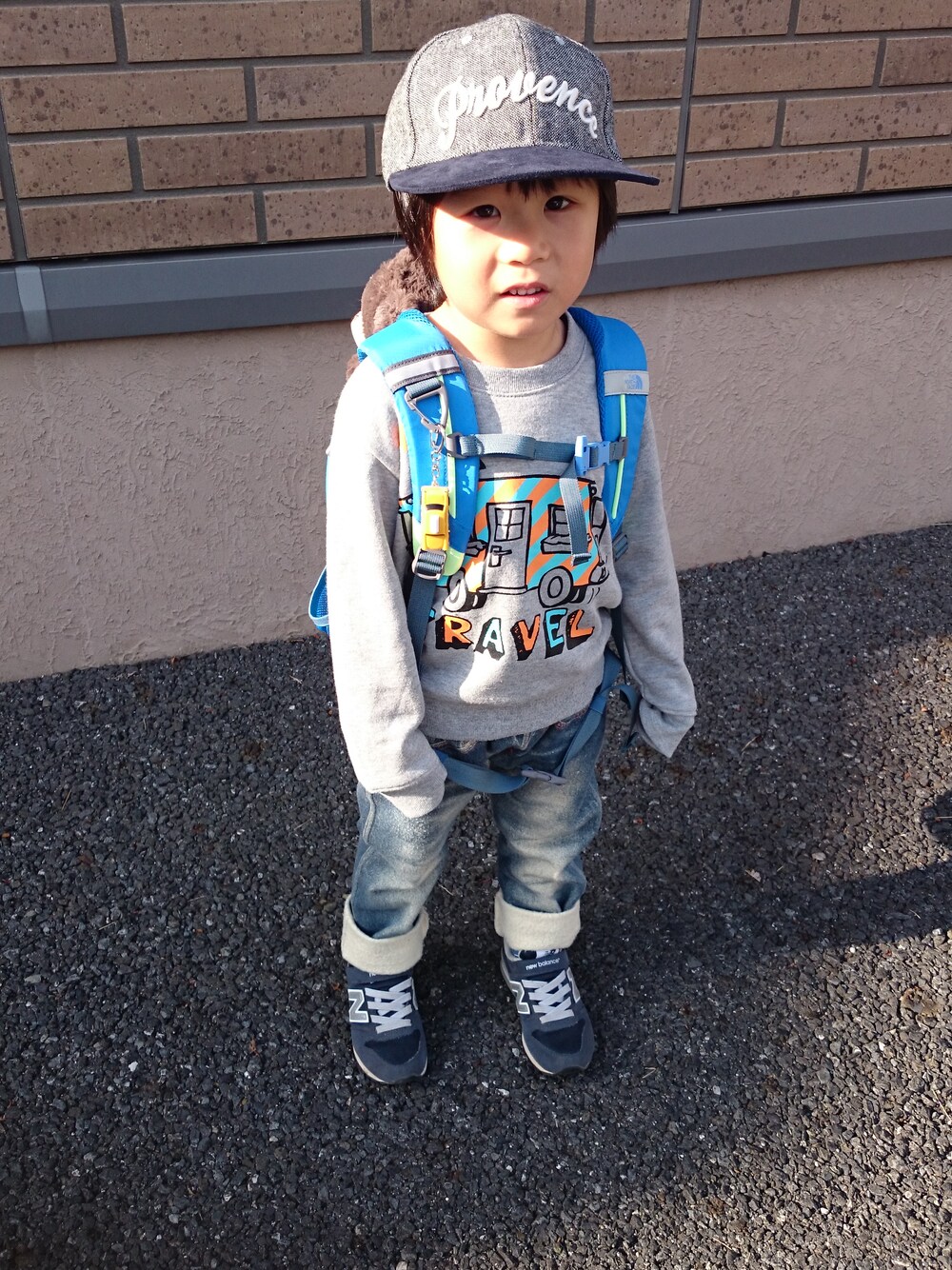 ブルー系のバックパック/リュック、ブルー系のパンツ、グレー系のスウェットを着用したキッズの冬コーディネートの1枚目の写真