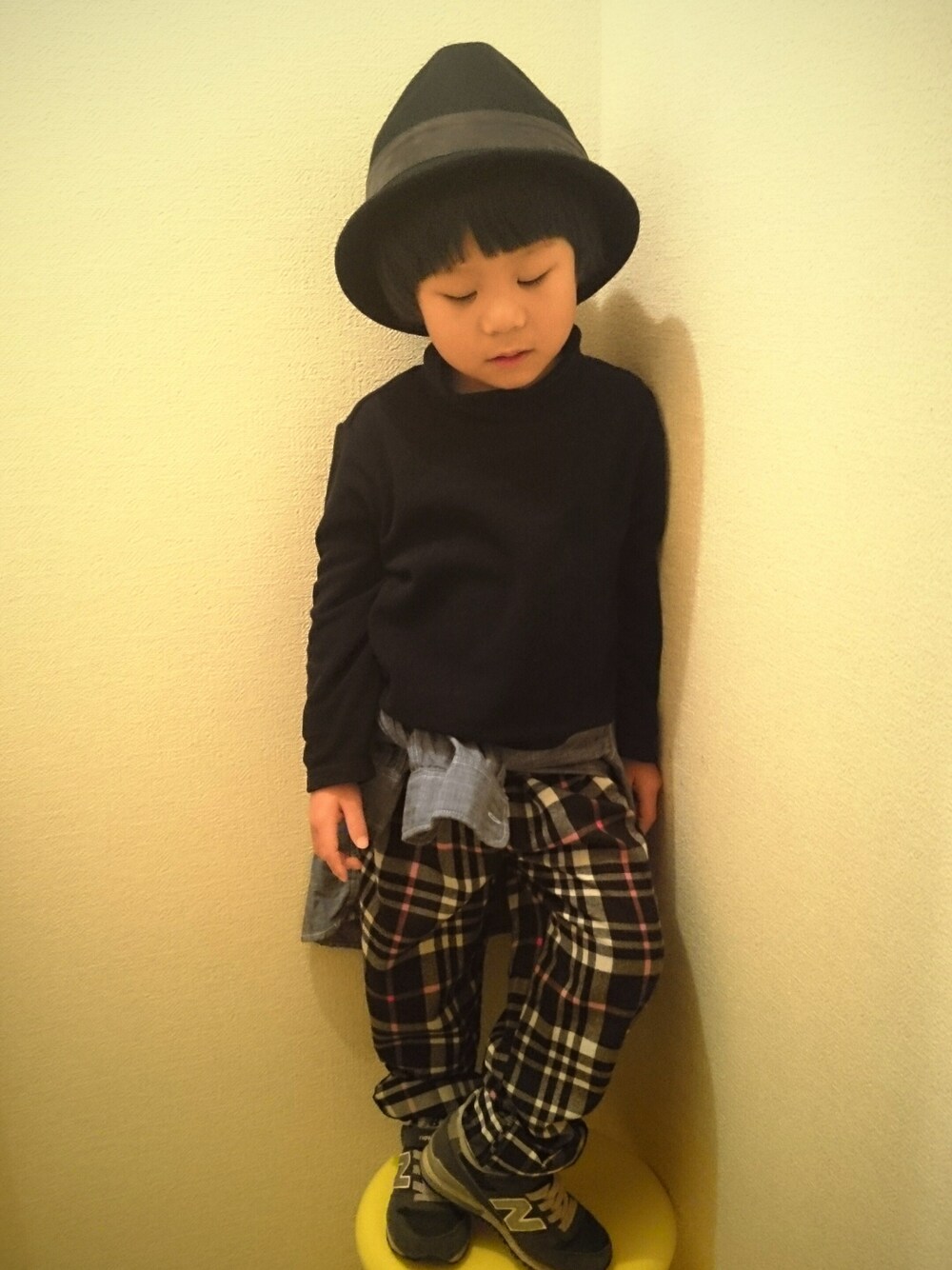 ブルー系のシャツ/ブラウス、ブラック系のパンツ、ブラック系のTシャツ/カットソーを着用したキッズの冬コーディネートの1枚目の写真