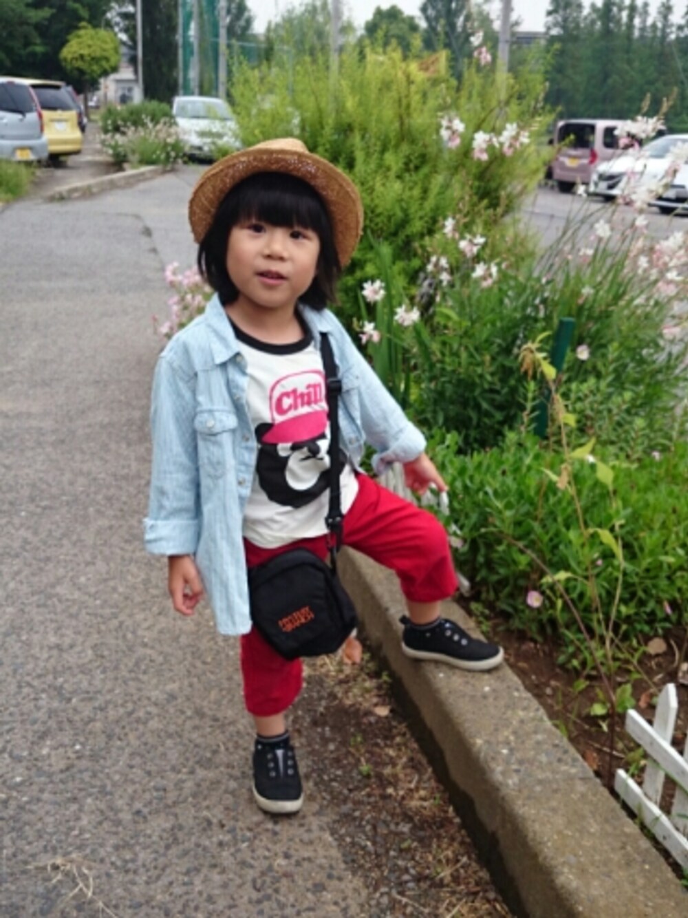 ホワイト系のTシャツ/カットソー、ブルー系のシャツ/ブラウス、ブラック系のスニーカーを着用したキッズの春コーディネートの1枚目の写真