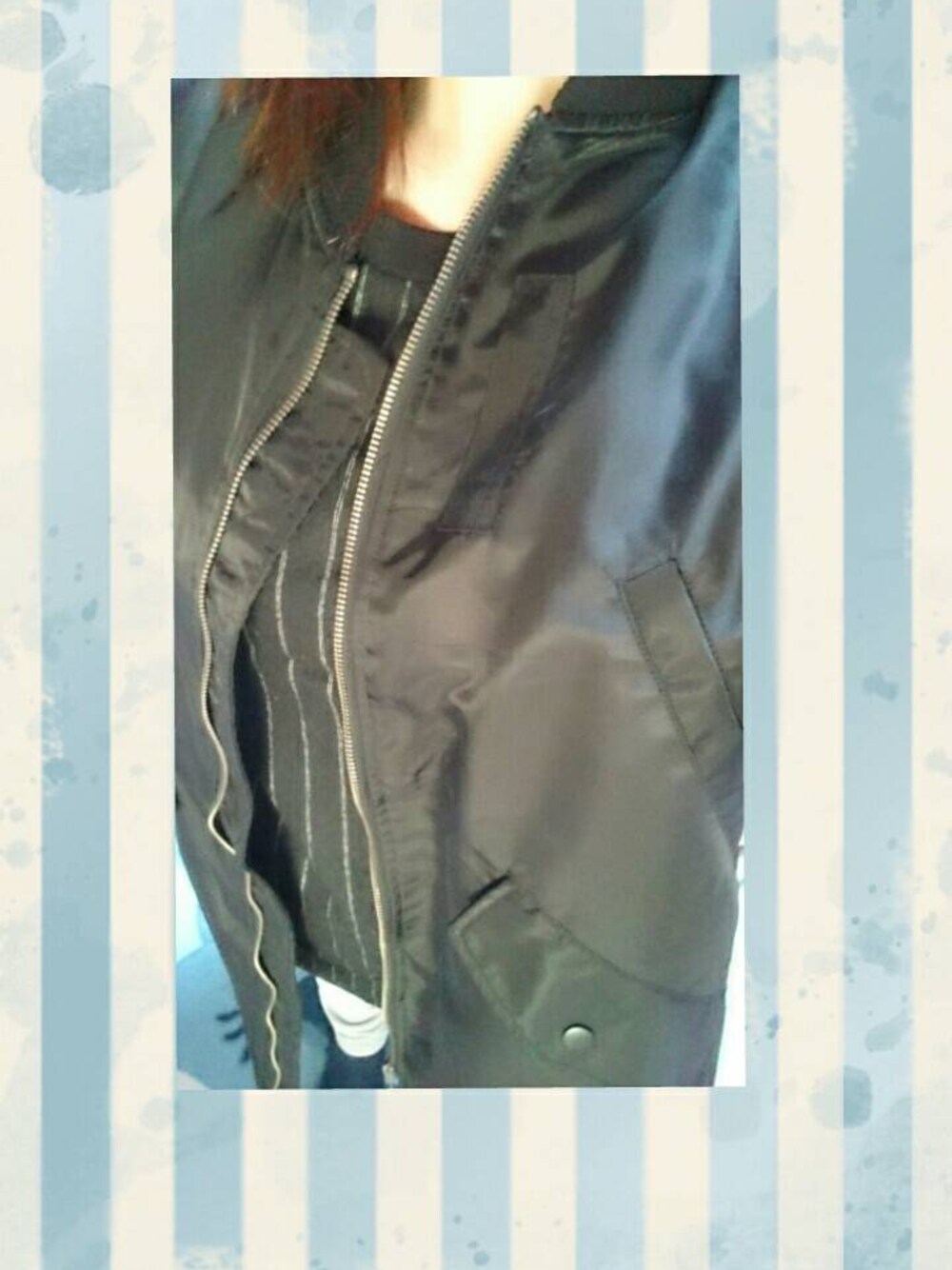 ブラック系のワンピース/ドレス、ブラック系のジャケット/アウター、グレー系のパンツを着用したレディースの冬コーディネートの1枚目の写真