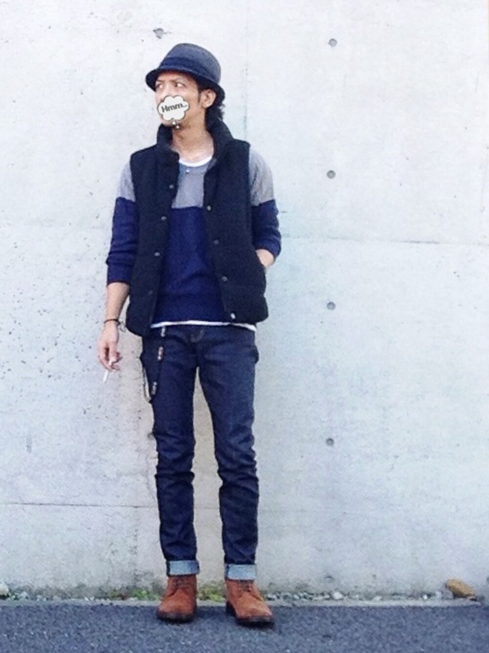 ブラック系のダウンベスト、ブラウン系のブーツ、グレー系のニット/セーターを着用したメンズの秋コーディネートの1枚目の写真