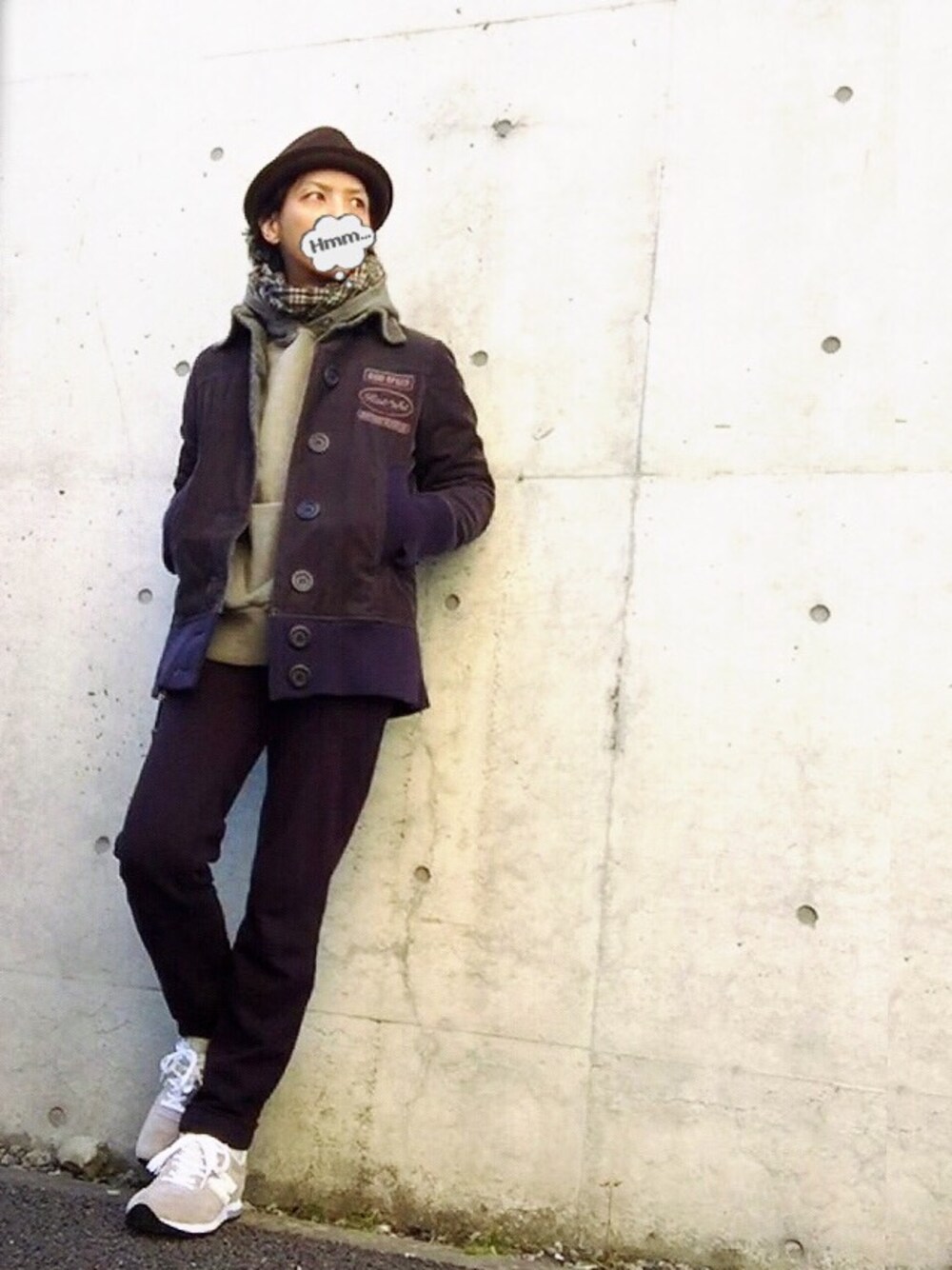 ブルー系のその他アウター、グレー系のスニーカー、ブルー系のその他パンツを着用したメンズの冬コーディネートの1枚目の写真