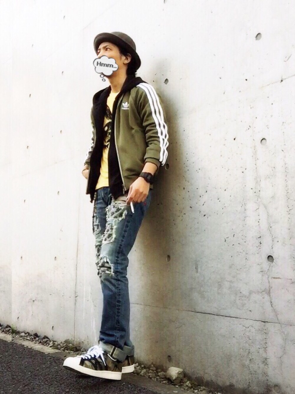 グリーン系のジャージ、ブルー系のその他パンツ、その他のスニーカーを着用したメンズの冬コーディネートの1枚目の写真