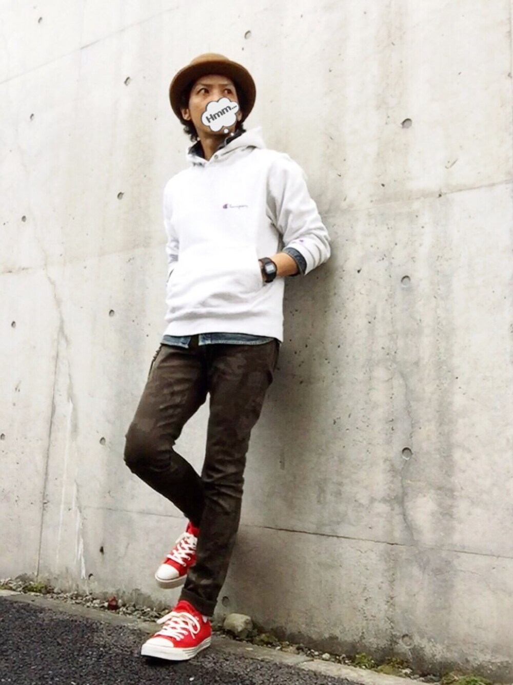 ホワイト系のパーカー、ブルー系のシャツ/ブラウス、その他のデニムパンツを着用したメンズの春コーディネートの1枚目の写真