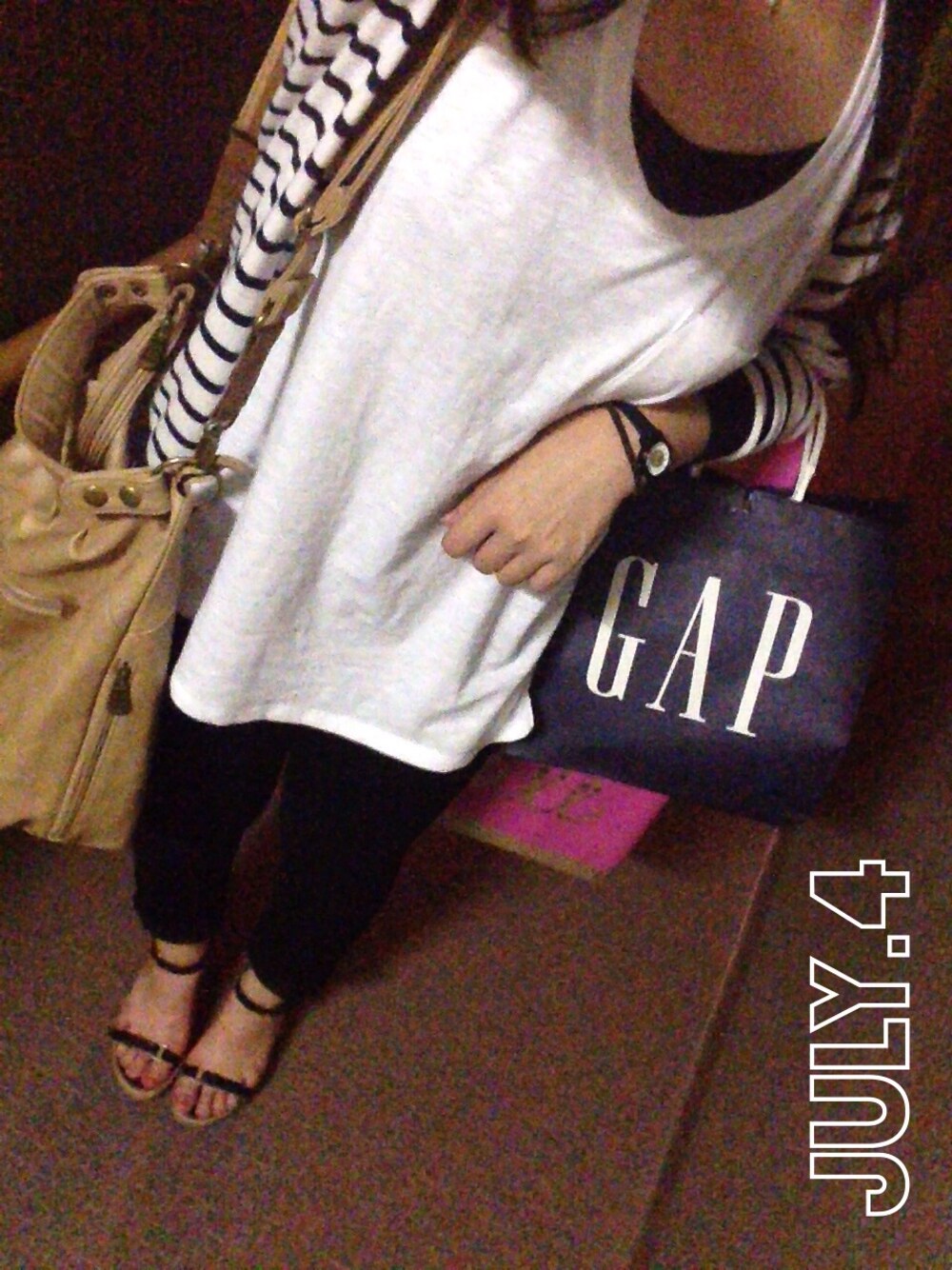 「カーディガン、ボーダー、GAP、スキニーデニム」｜「GAPのトップス（タンクトップ、ホワイト系）」を使った、mitsukiさん（レディース・159cm）の夏コーディネートの1枚目の写真