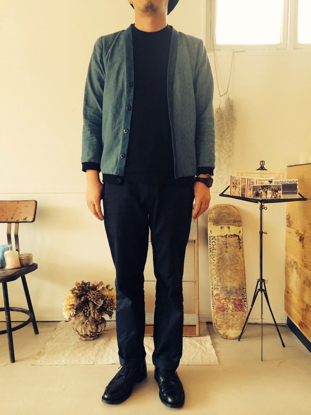 「FRANK LEDERのアイテム（カーディガン/ボレロ、ブルー系）」を使った、tomofujiさん（メンズ・178cm）の秋コーディネートの1枚目の写真