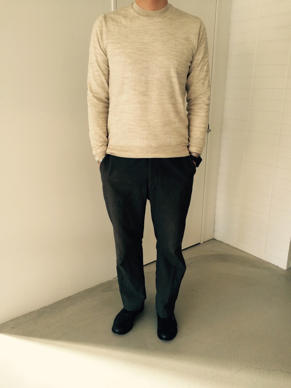 「COMME des GARCONSのアイテム（ニット/セーター、ベージュ系）」を使った、tomofujiさん（メンズ・178cm）の春コーディネートの1枚目の写真