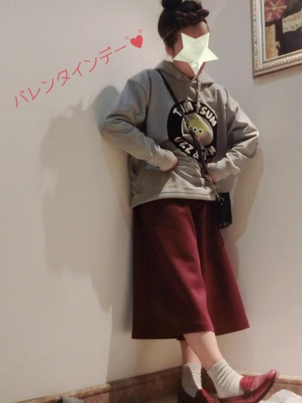 「赤、スカート、ハット、ローファー、グレー、パーカー、靴下屋、MichaelKors、WEARBOOKエントリー、バレンタインデートスタイル」｜「TOPSHOPのアイテム（その他パンツ、その他）」を使った、ももさん（レディース・161cm）の冬コーディネートの1枚目の写真