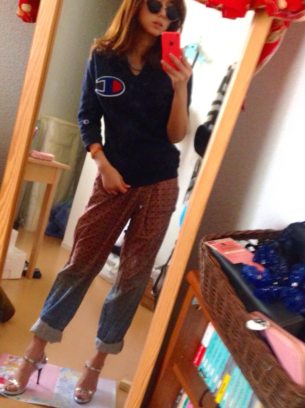 ブルー系のパーカー、その他のスラックス、シルバー系のサンダルを着用したレディースの春コーディネートの1枚目の写真