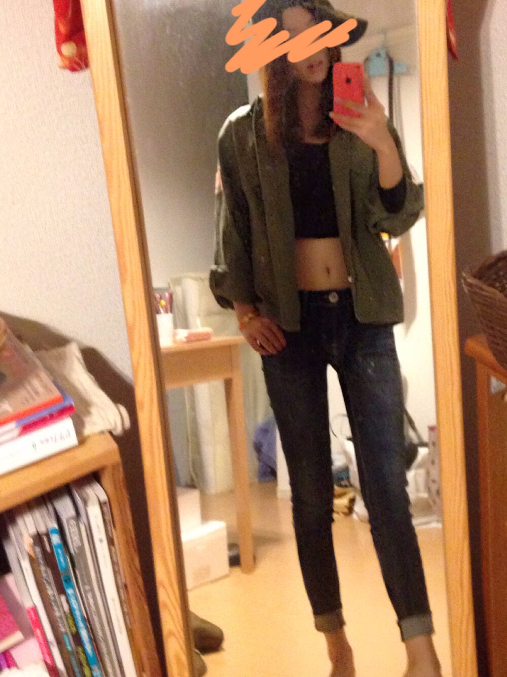 グリーン系のジャケット/アウター、ホワイト系のTシャツ/カットソー、ブルー系のデニムパンツを着用したレディースの春コーディネートの1枚目の写真