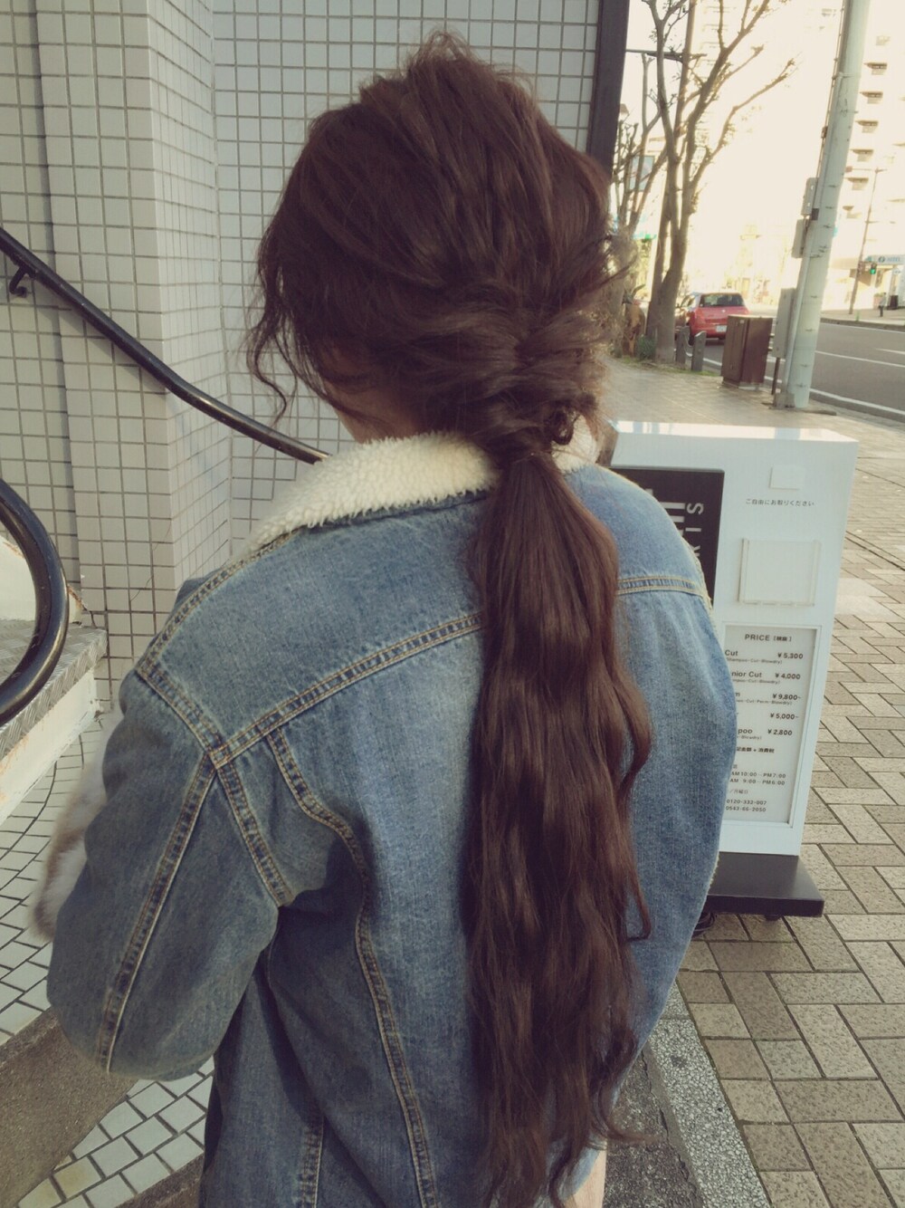 ブルー系のその他アウターを着用したレディースの冬コーディネートの1枚目の写真