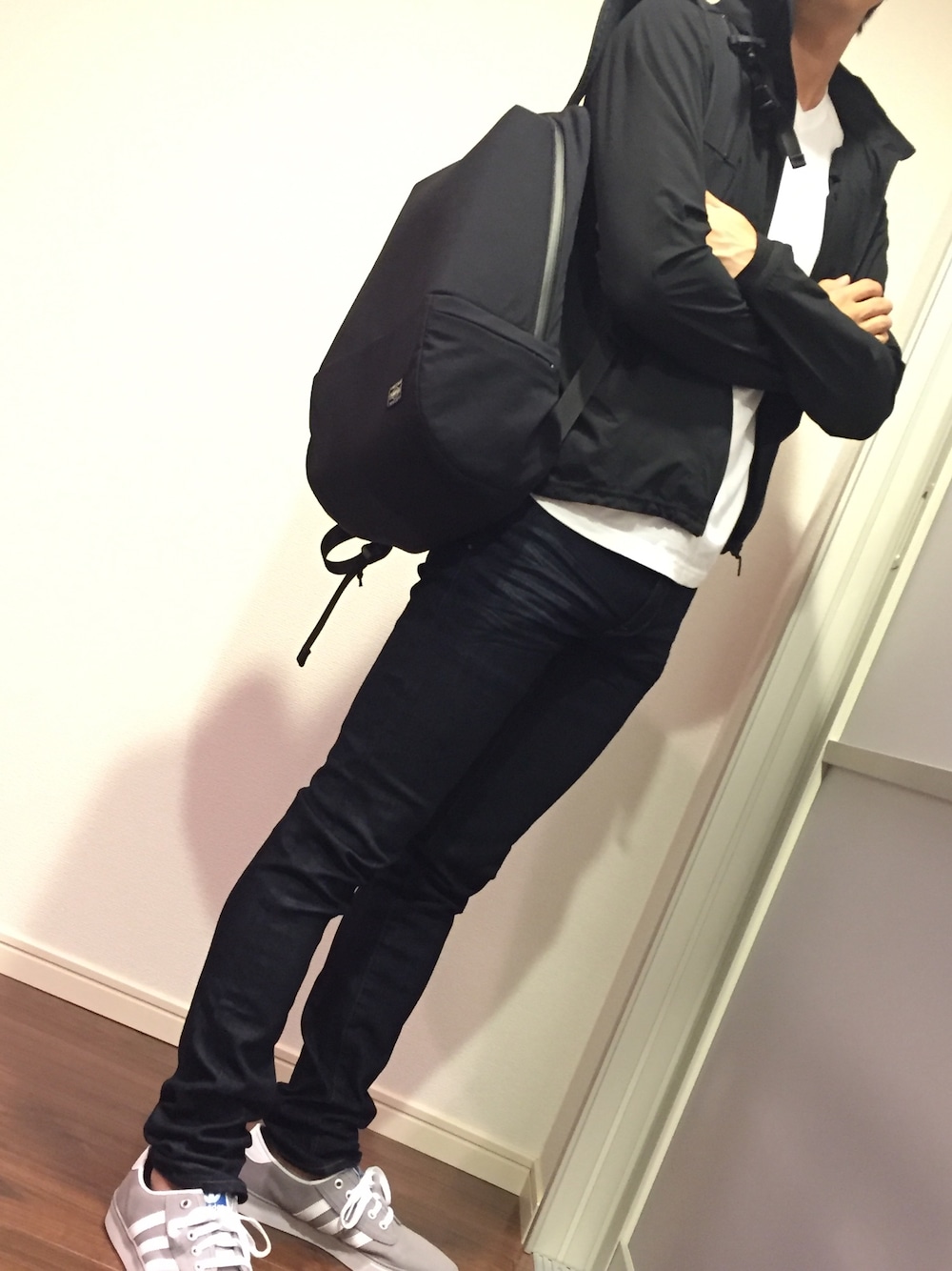 ホワイト系のTシャツ/カットソー、ブルー系のデニムパンツ、グレー系のスニーカーを着用したメンズの秋コーディネートの1枚目の写真