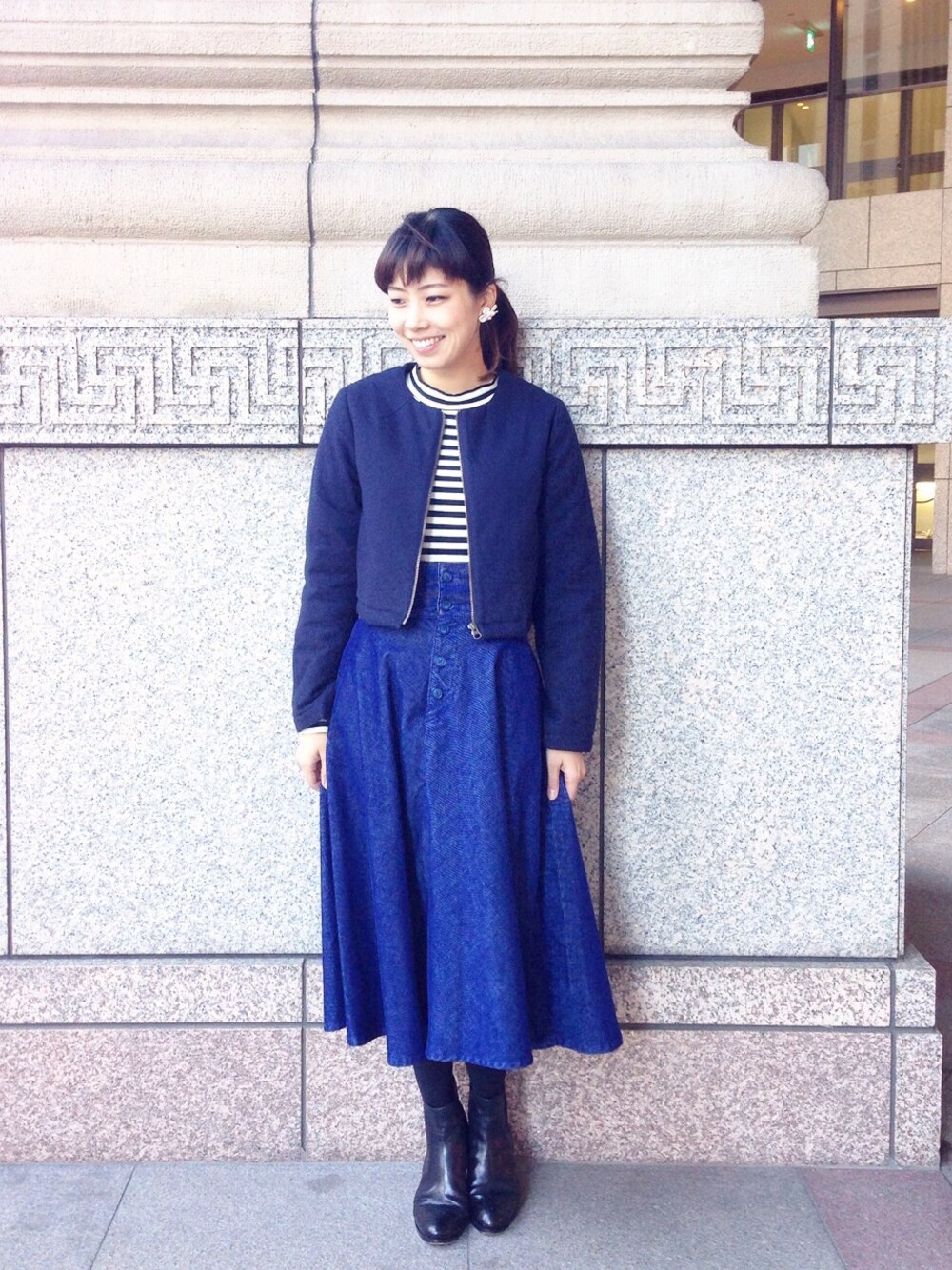「ボーダー、haco.、デートスタイル（WOMEN）、ノーカラージャケット、ミモレ丈スカート」｜「haco!のpilveeジャケット（ノーカラージャケット、ブルー系）」を使った、MAKORIさん（レディース・158cm）の冬コーディネートの1枚目の写真
