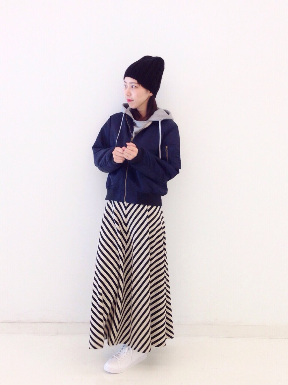 「アメカジ、MA-1、adidas、ロングスカート、haco.」｜「haco!の＃LOVE　カジュアルに見せかけてちゃっかりウエスト強調の短め丈スウェット（パーカー、グレー系）」を使った、MAKORIさん（レディース・158cm）の冬コーディネートの1枚目の写真